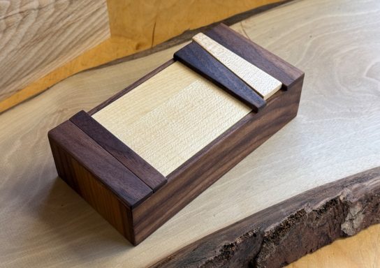 Japanisches Kästchen 20x10x5,5 cm Edles Nussbaum Kästchen einer japanischen Werkzeugkiste nachempfunden