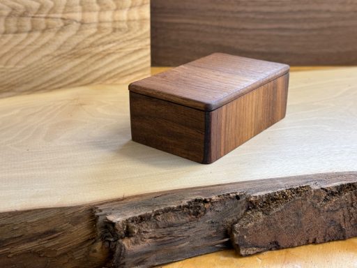 12 x 7,5 x 4,5 cm Kleines Nussbaum Kästchen